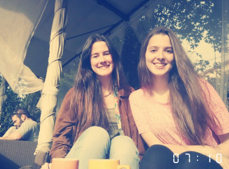 Candela con dos amigas