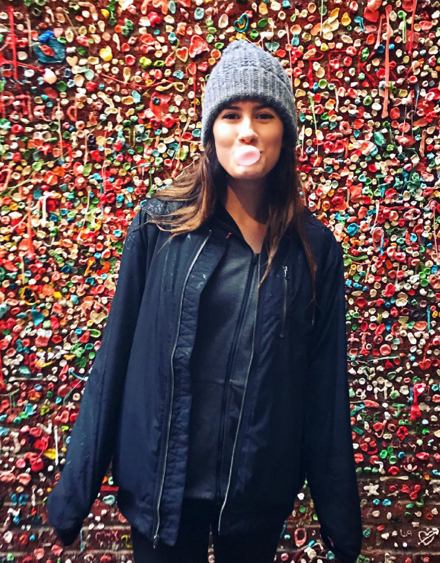 Candela frente a una pared de chicles