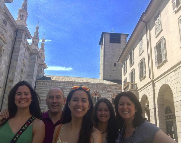 Candela con familia de viaje