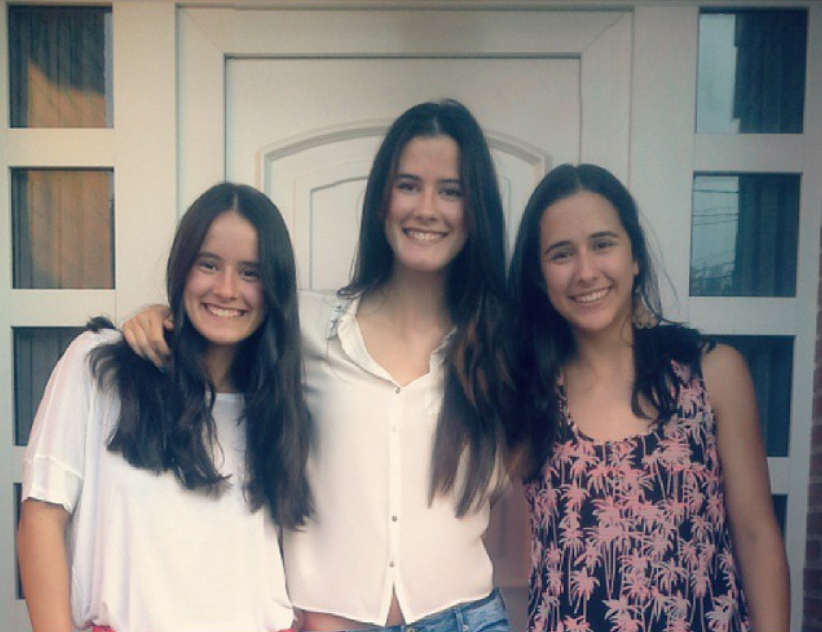 Candela con amigas frente a una puerta