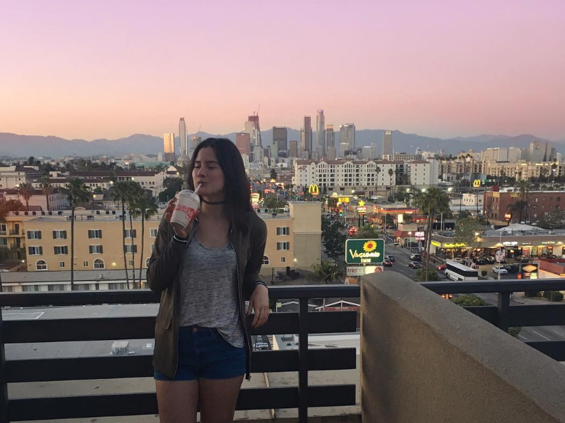 Candela sentada con una amiga en una terraza